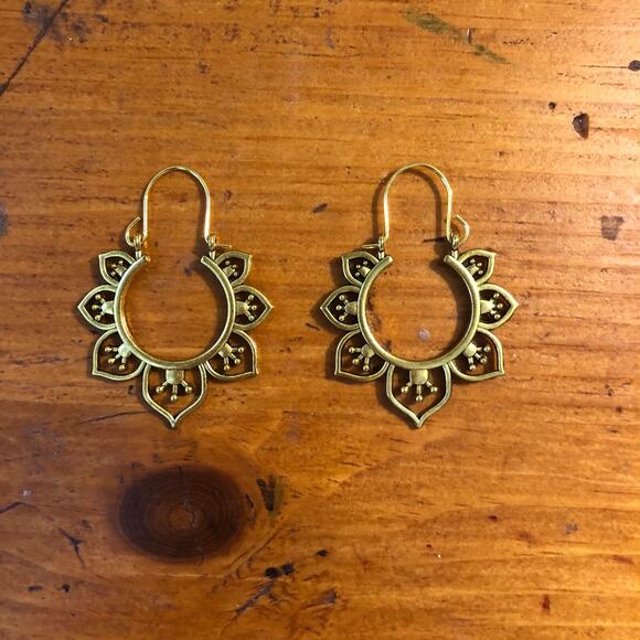 Vintage Boho Mandala Flower Hoop Earrings Gold Tone Brass Earwire Dangle Style - Picture 2 of 11